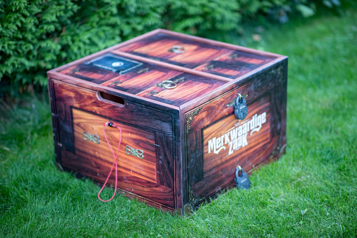 Team playing an escape game